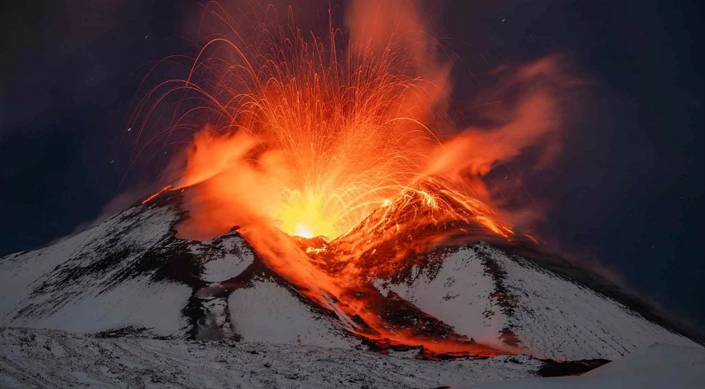 Trafic aerian SUSPENDAT pe Aeroportul din Catania, Sicilia. Vulcanul Etna a erupt din nou