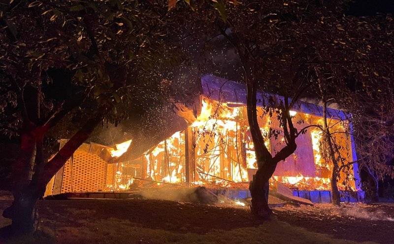 INCENDIU în Cluj-Napoca noaptea trecută: Cabană mistuită de flăcări / Cauza incendiului, potrivit primelor cercetări