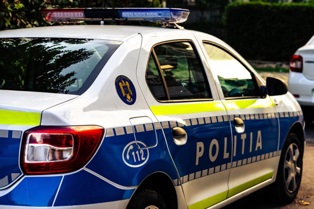 Cluj: Agent de poliție amendat pentru parcare neregulamentară după ce a oprit la un local în timpul serviciului