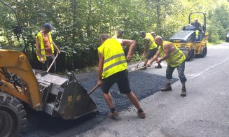 Reparații pe un drum pitoresc din zona de munte a Clujului