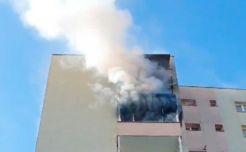 Incendiu la un bloc de pe Calea Florești. Pompierii au intervenit cu trei autospeciale