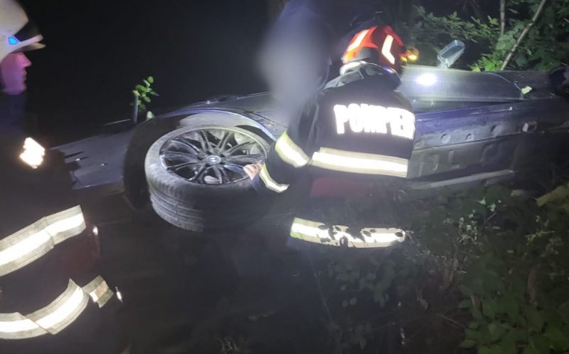 Mașină răsturnată în Băișoara. Doi tineri au fost transportați la spital