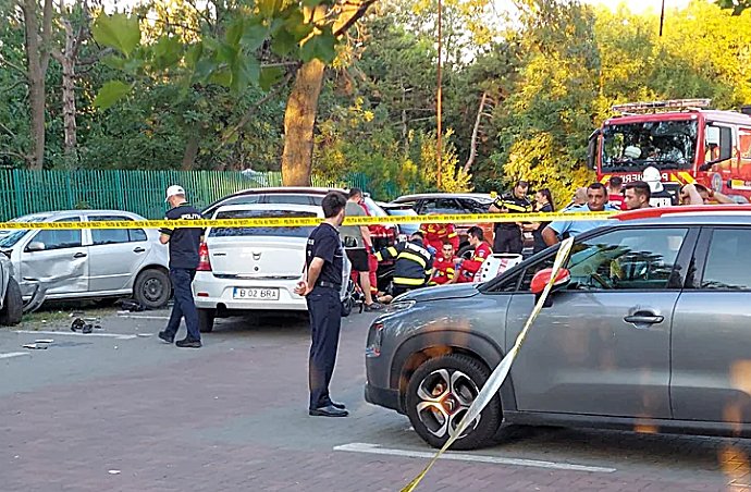 Un copil a murit, iar altul e rănit după ce au fost spulberați în parcarea unui parc de un șofer care a fugit de la locul accidentului