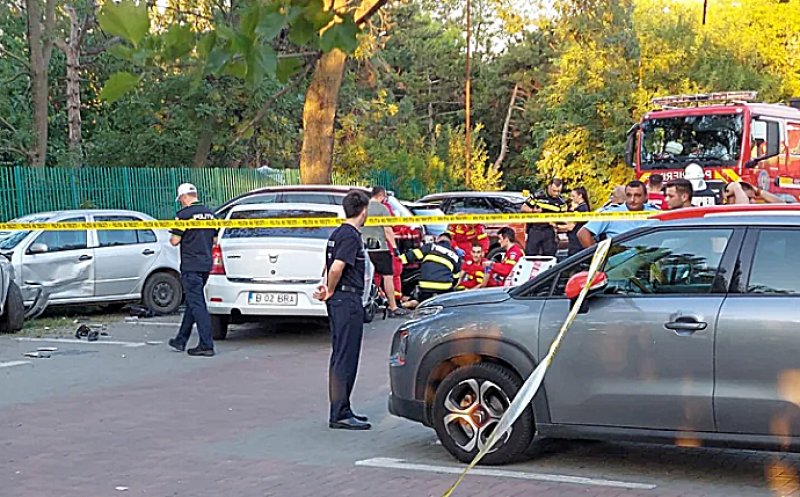 Un copil a murit, iar altul e rănit după ce au fost spulberați în parcarea unui parc de un șofer care a fugit de la locul accidentului