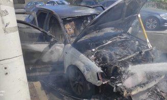 Cluj: Mașină distrusă de flăcări. Cauza probabilă a incendiului