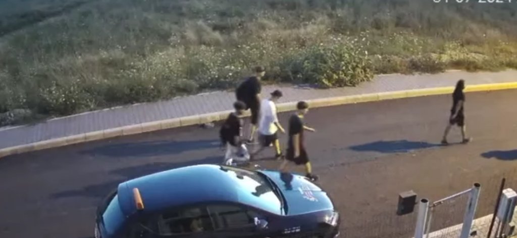 Cluj: Adolescent filmat în timp ce vandalizează o mașină parcată