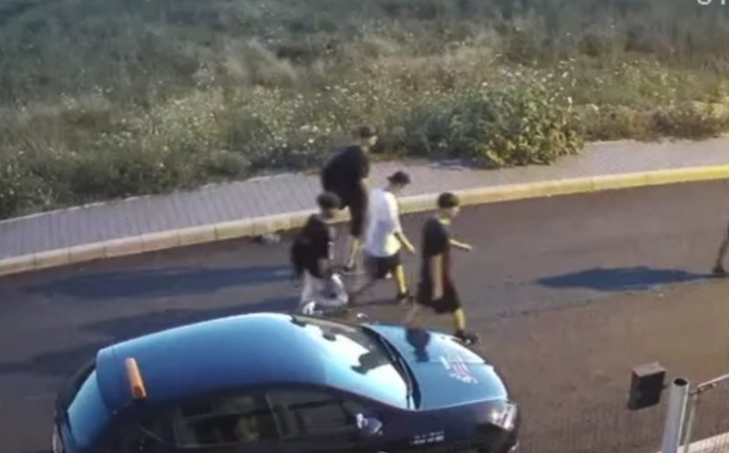 Cluj: Adolescent filmat în timp ce vandalizează o mașină parcată
