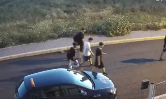 Cluj: Adolescent filmat în timp ce vandalizează o mașină parcată