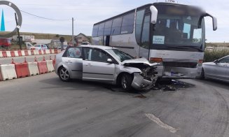 Autocar cu 39 de elevi, implicat într-un accident la intrare în Turda. O minoră și o femeie au fost transportate la spital