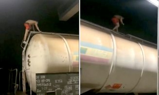 ŞOCANT: Tânăr filmat de prieteni şi postat online cum s-a urcat pe un vagon şi s-a electrocutat sub linia de înaltă tensiune la 27.000 de Volți