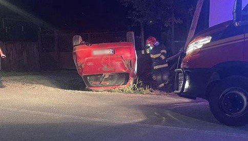 Cluj: Un bărbat beat mangă și fără permis s-a răsturnat cu mașina într-un șanț. O femeie și trei copii au fost răniți