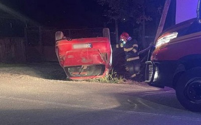 Cluj: Un bărbat beat mangă și fără permis s-a răsturnat cu mașina într-un șanț. O femeie și trei copii au fost răniți