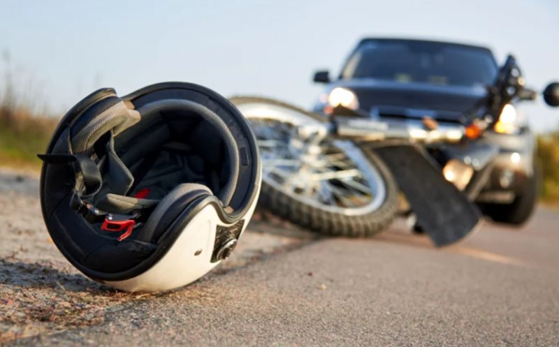 Impact violent pe o stradă din Cluj-Napoca: Motociclist rănit în urma coliziunii cu un autoturism