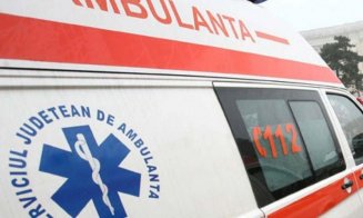 Accident pe un drum din Cluj. O femeie este transportată la spital