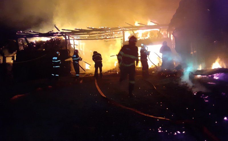 INCENDIU puternic într-o gospodărie din județul Cluj. Grajdul s-a făcut scrum