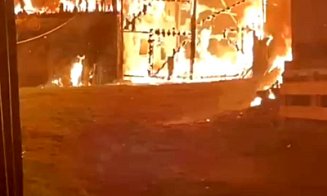 INCENDIU puternic într-o gospodărie din județul Cluj. Grajdul s-a făcut scrum