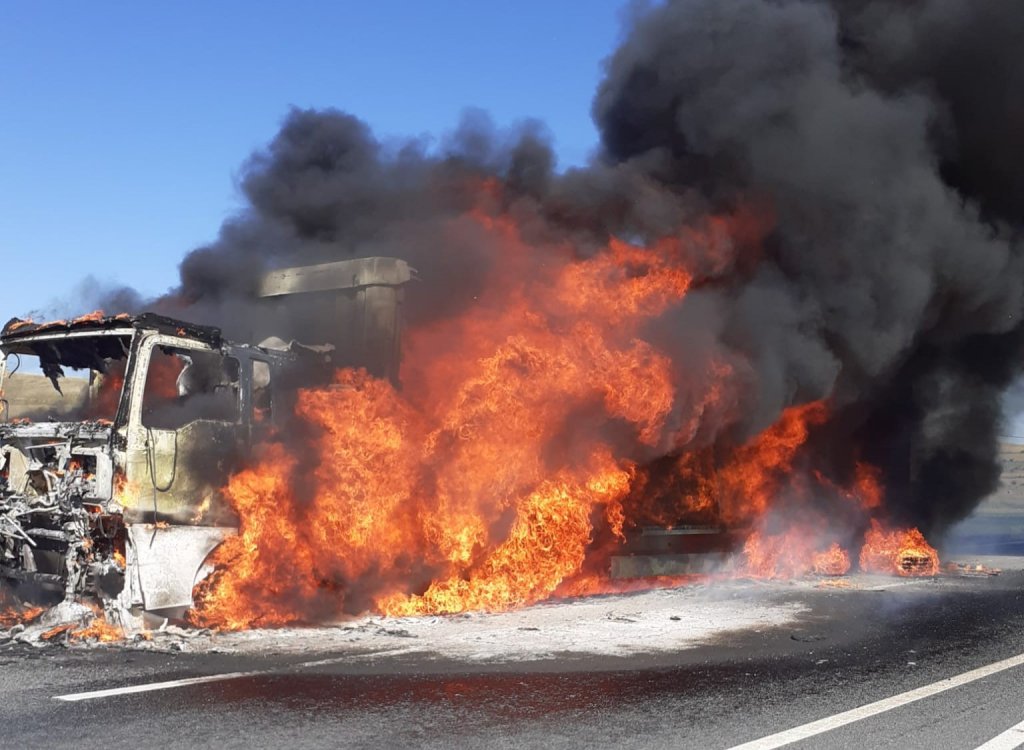 INCENDIU puternic pe un drum din Cluj: Un camion încărcat cu mobilă a ars ca o torță