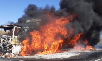 INCENDIU puternic pe un drum din Cluj: Un camion încărcat cu mobilă a ars ca o torță