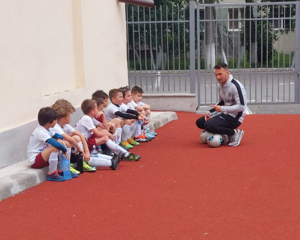 Juniorii U8 de la CFR Cluj, pe mâna unui jandarm