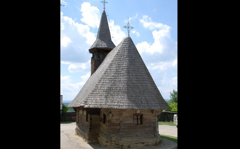 Biserica de lemn cu hramul „Adormirea Maicii Domnului” din incinta mănăstirii Nicula, o adevărată bijuterie istorică și spirituală