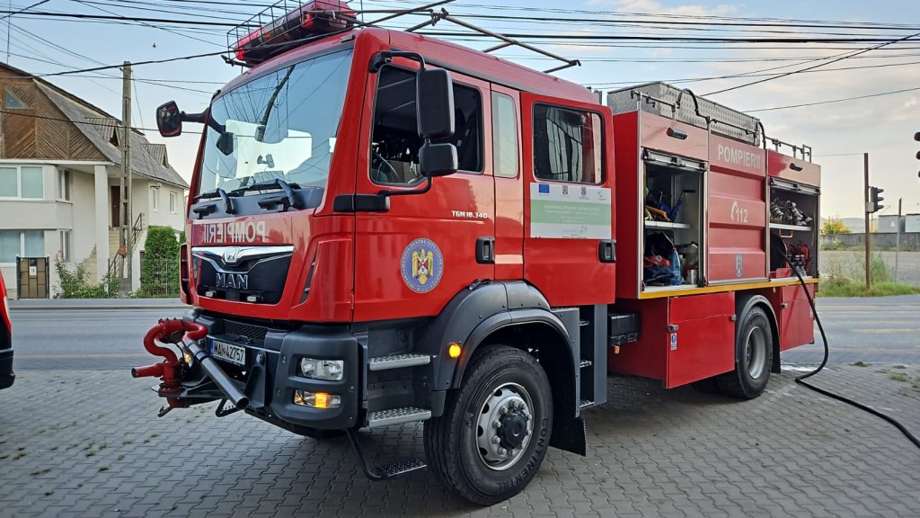 Incendiu într-un bloc din Dej. 15 locatari, evacuați, un bărbat a fost transportat la spital