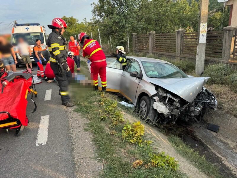 Accident rutier grav. Mașină cu numere de Cluj, implicată / Patru răniți, dintre care o tânără în stare critică