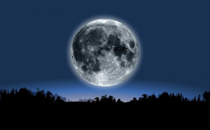 Când poate fi observată SUPERLUNA albastră. SUPERSTIȚII legate de acest fenomen atronomic rar