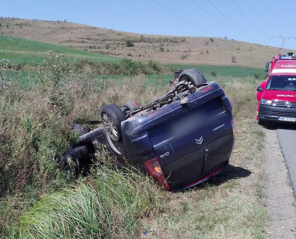 Mașină răsturnată pe un drum din Cluj. Trei victime, consultate de către un echipaj SMURD