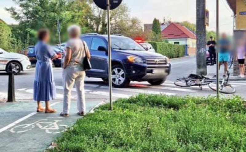 Cluj: Un vârstnic, lovit de mașină în timp ce traversa strada pe bicicletă, a ajuns la spital