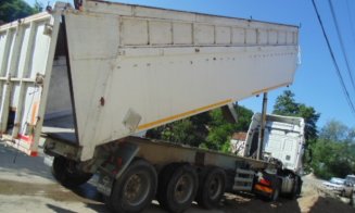 Tragedie în vestul țării: Un bărbat a murit pe loc după ce a descărcat bena unui camion