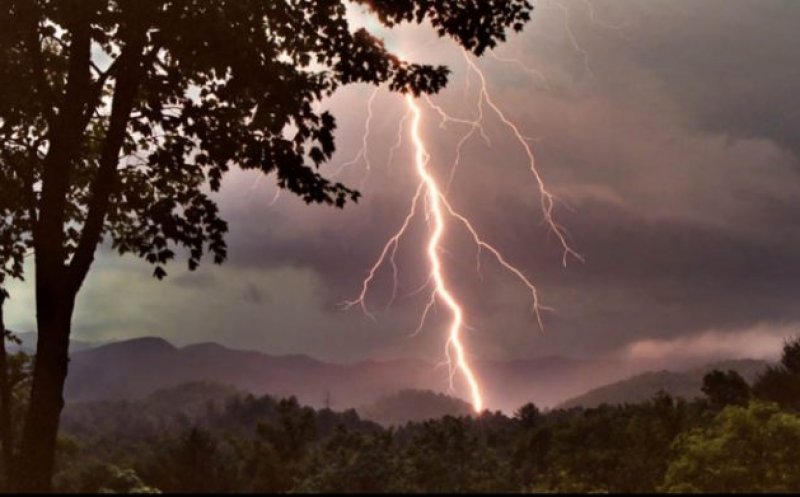 Cum să te ferești de fulgere! Sfaturi de la salvamontiști care îți pot salva viața/ FOTO: "Cam așa arată 'desenul' făcut de descărcarea electrică"