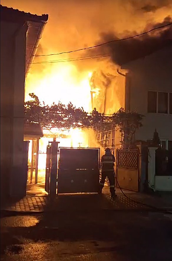 INCENDIU puternic în Cluj: Intervenție cu 5 autospeciale / Bărbat rănit, transportat la spital