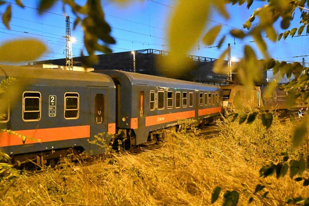 Ce se întâmplă cu pasagerii care au bilete la trenuri afectate de deraierea din gara Keleti. Anunțul CFR Călători