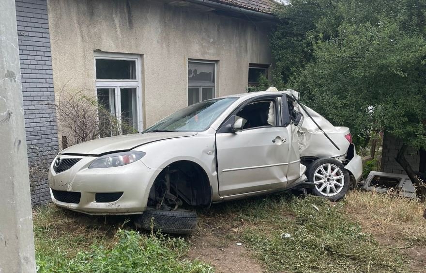 ACCIDENT pe un drum din Cluj. O tânără, extrasă din mașină și transportată la spital