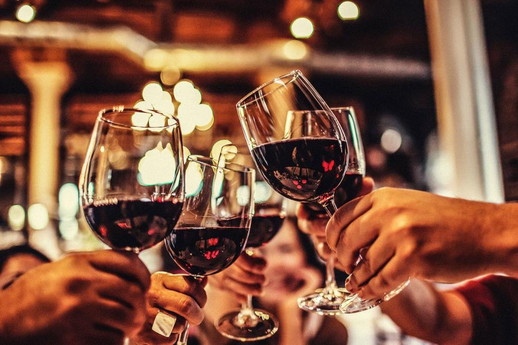 Prelungeşte sau nu viaţa puţin alcool în fiecare zi? Ce arată rezultatele a peste 100 de studii