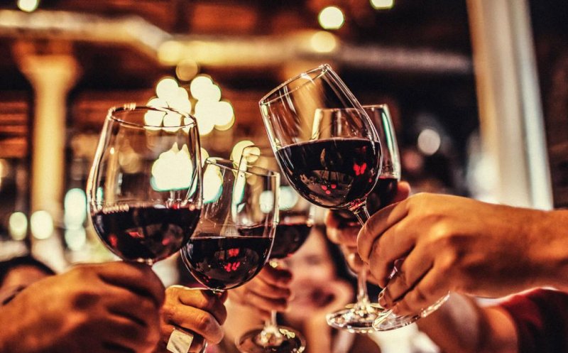 Prelungeşte sau nu viaţa puţin alcool în fiecare zi? Ce arată rezultatele a peste 100 de studii