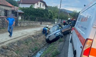 Trei clujeni răniți în urma unui accident rutier în Vâlcea. Șoferița a intrat cu mașina într-un șanț