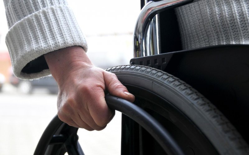Transport gratuit interurban pentru persoanele cu handicap grav sau accentuat, indiferent de județ. Câți bani pot primi pe cardurile de carburant