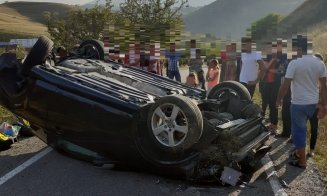 Accident în Cluj: Un tânăr a scăpat ca prin minune după ce s-a răsturnat cu mașina