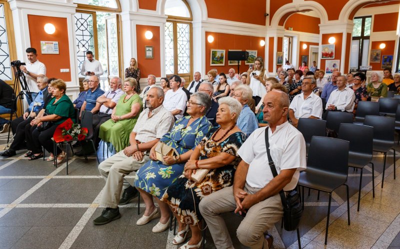 Zeci de cupluri care au sărbătorit "nunta de aur", premiate de primarul Emil Boc