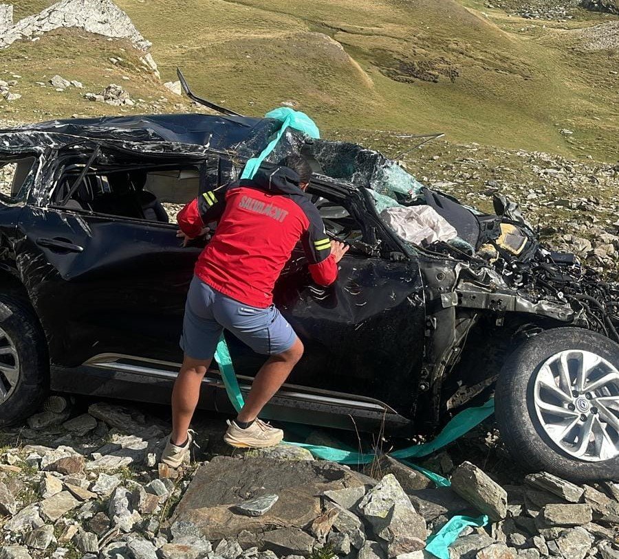 Tragedie pe munte: Persoană dată dispărută, găsită moartă în mașina făcută praf după o cădere de 200 de metri