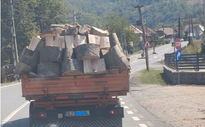 Pericol pe drumurile din Cluj: Un șofer a fost amendat după ce a transportat lemne fără să le asigure