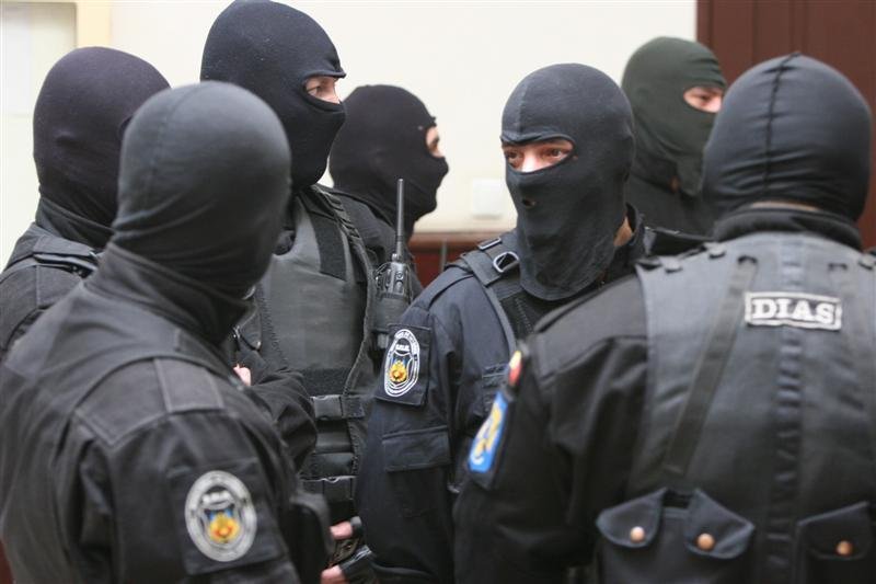 Scandal violent la un cămin cultural: Trei bărbați din Cluj, reținuți de mascați în toiul nopții