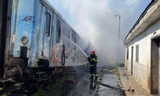 Incendiu puternic în zona gării din Cluj-Napoca. Un vagon dezafectat a luat FOC