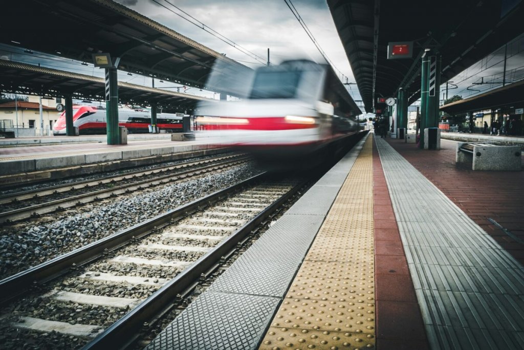 Două scenarii pentru linia de mare viteză București-Budapesta. Trenurile vor trece prin Cluj și vor traversa țara cu până la 200km/h