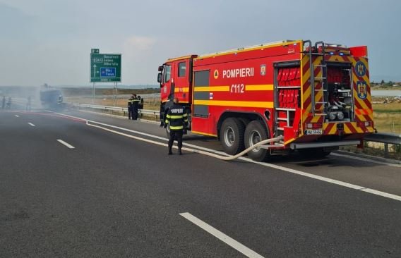 TIR cuprins de flăcări pe A10, pe sensul Turda- Sebeș. Traficul, deviat temporar