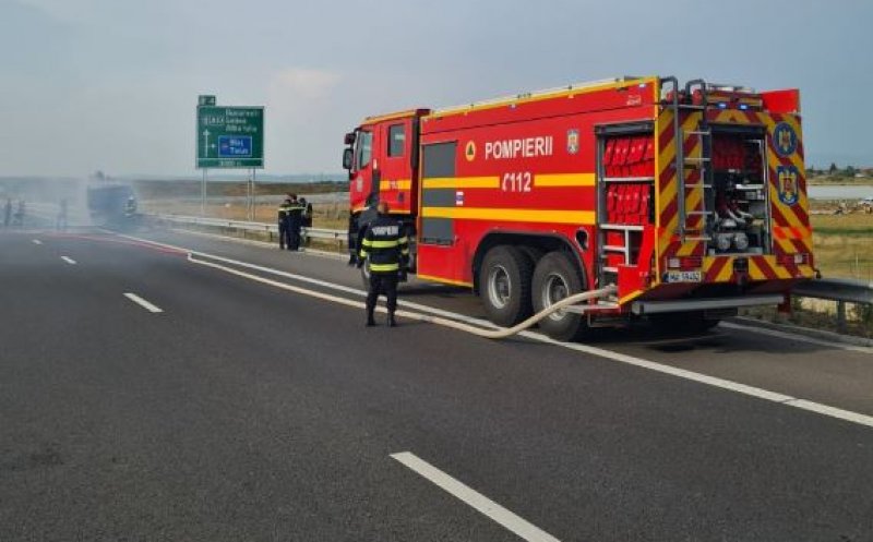 TIR cuprins de flăcări pe A10, pe sensul Turda- Sebeș. Traficul, deviat temporar