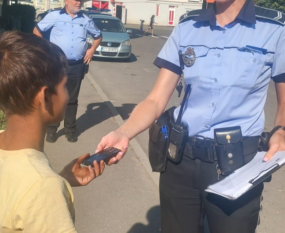 Exemplu de "AȘA DA": Un băiețel din Turda a găsit un telefon mobil și l-a predat polițiștilor