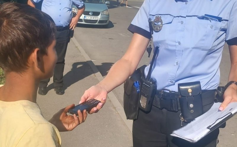 Exemplu de "AȘA DA": Un băiețel din Turda a găsit un telefon mobil și l-a predat polițiștilor
