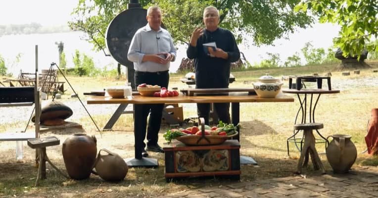 Ciucă și-a lansat cartea cu lăutari și preparate oltenești. E disponibilă online, grartis. Și o dilemă: ''Erau portocale în România în anii '70?''